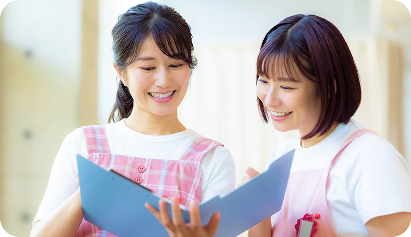求人情報を確認する女性